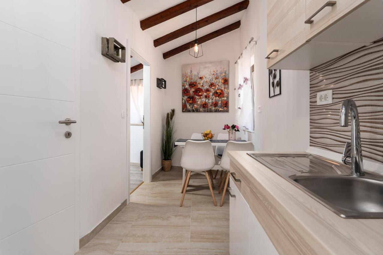 Relax In 2 Bedroom App In Old Town W/Ac And Wifi Ровинь Экстерьер фото